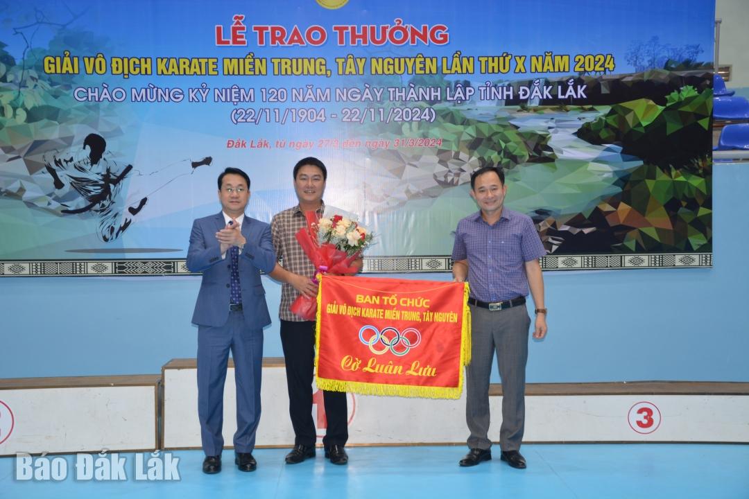 Ban tổ chức trao Cờ luân lưu cho Quảng Bình (giữa), địa phương đăng cai giải này năm 2024.