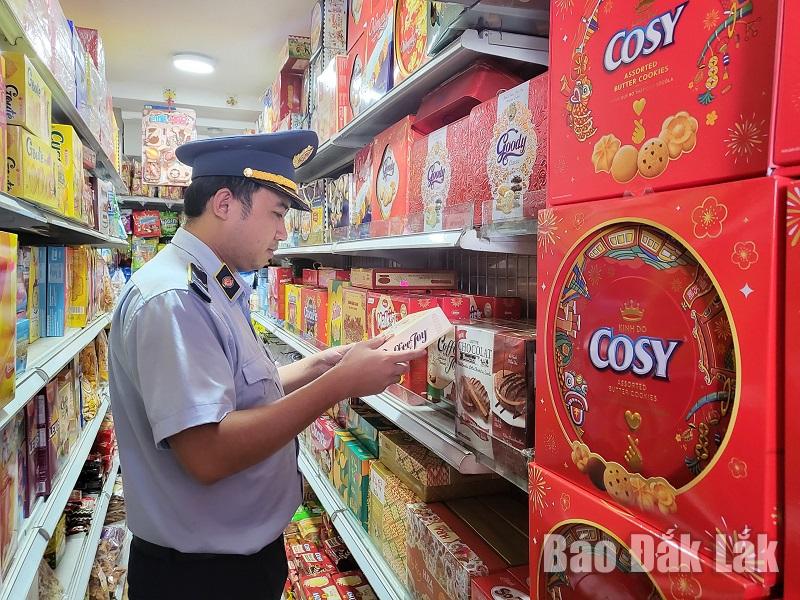 Lực lượng quản lý thị trường kiểm tra mặt hàng bánh kẹo trong dịp Tết Nguyên đán Giáp Thìn 2024.