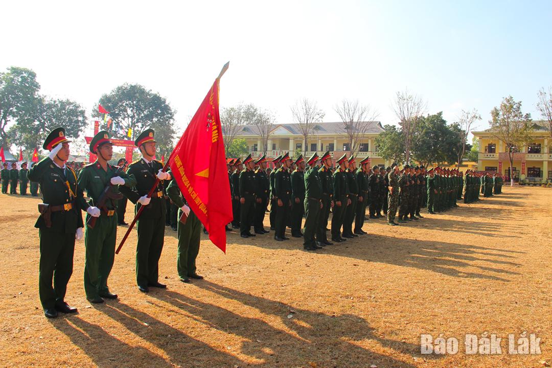 Cán bộ, chiến sỹ Trung đoàn Bộ binh 584 thực hiện nghi thức chào cờ tại buổi lễ.