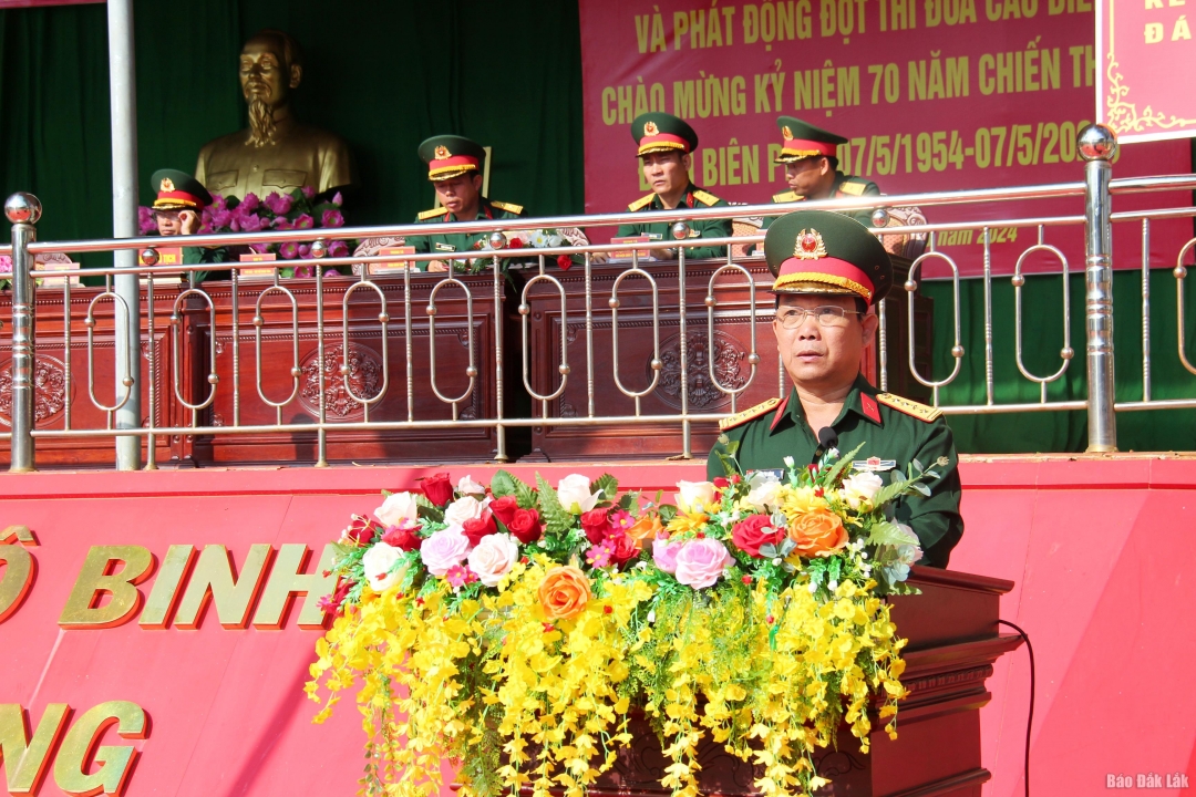 Đại tá Lê Văn Hùng, Phó Chỉ huy trưởng kiêm Tham mưu trưởng Bộ Chỉ huy Quân sự tỉnh phát biểu tại buổi lễ.