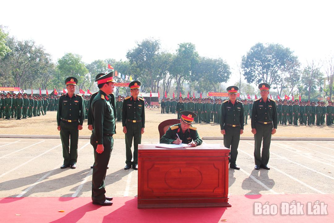 Đại diện các đơn vị của Trung đoàn Bộ binh 584 ký kết giao ước thi đua.