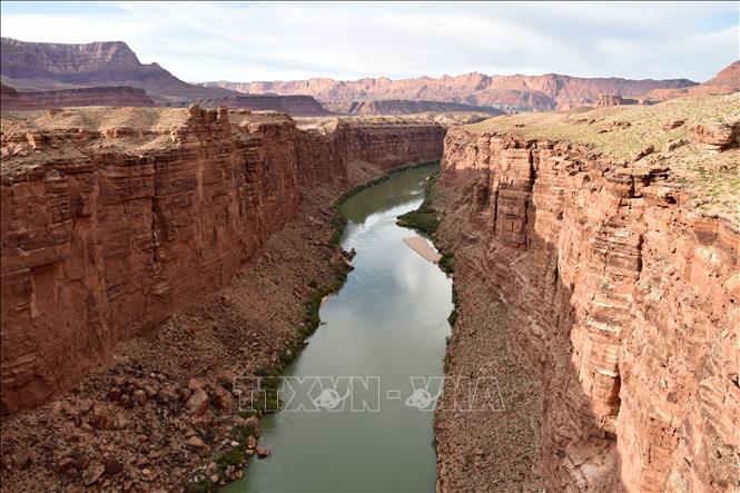 Sông Colorado nhìn từ cầu Navajo ở Marble Canyon, Arizona, Mỹ. Ảnh (tư liệu): AFP/TTXVN