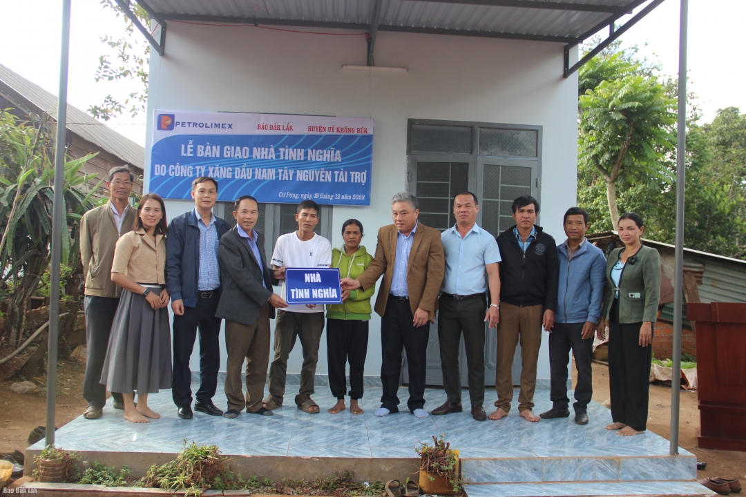 Công ty Xăng dầu Nam Tây Nguyên phối hợp với Báo Đắk Lắk, Huyện ủy Krông Búk xây dựng nhà ở tặng hộ nghèo ở xã Cư Pơng.