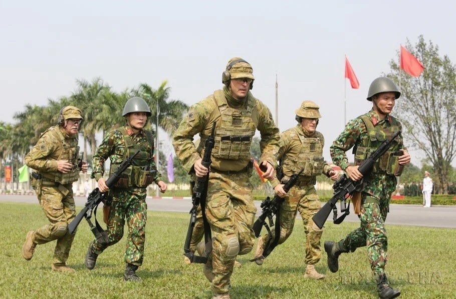 Khóa tập huấn, trao đổi kỹ năng bắn súng quân dụng giữa hai nước Việt Nam và Australia do Bộ Tổng tham mưu Quân đội Nhân dân Việt Nam và Đại sứ quán Australia tại Việt Nam tổ chức năm 2020. (Ảnh: Dương Giang/TTXVN