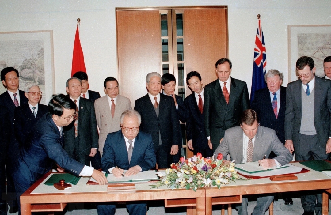 Tổng Bí thư Đỗ Mười và Thủ tướng Australia Paul Keating chứng kiến lễ ký kết các văn kiện hợp tác giữa hai nước trong chuyến thăm chính thức Australia năm 1995. (Ảnh: Xuân Lâm/TTXVN