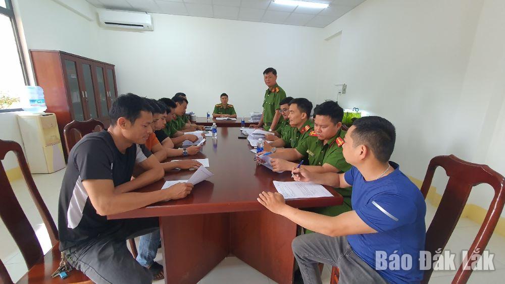 Công an huyện Cư Kuin họp bàn phương án truy bắt đối tượng Lê Văn Thiện.
