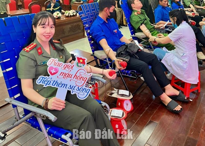 Đại uý Nguyễn Thanh Thuỷ tham gia hiến máu tình nguyện.