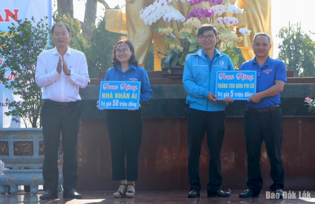 Các đơn vị tài trợ trao bảng tượng trưng tặng nhà nhân ái và thùng thu gom pin cũ cho Thành đoàn.