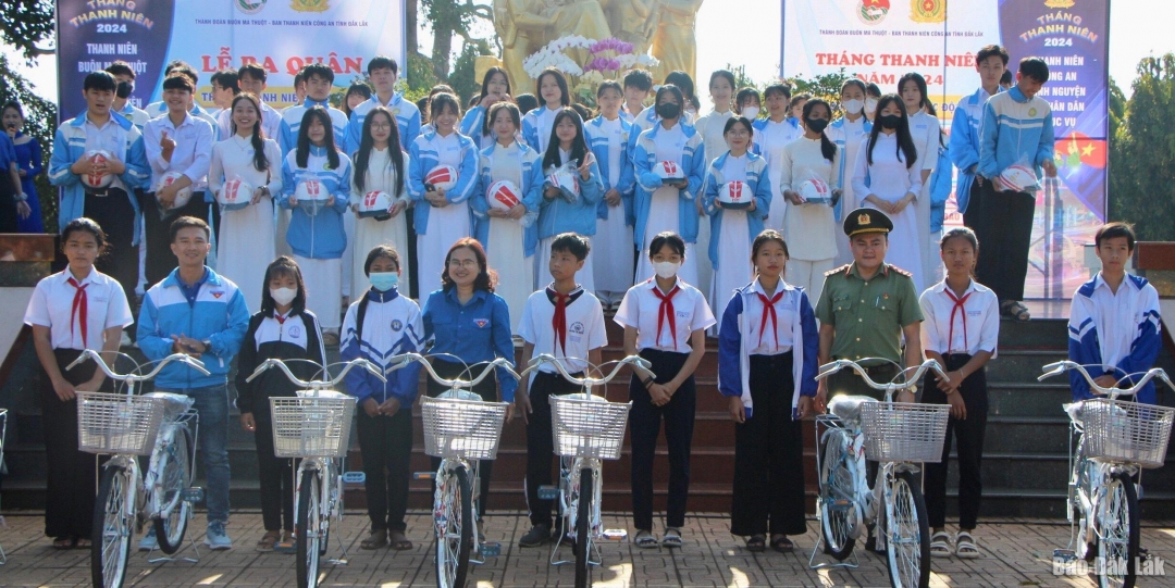 Ban tổ chức tặng mũ bảo hiểm, xe đạp cho đoàn viên, thanh niên và học sinh có hoàn cảnh khó khăn trên địa bàn tỉnh