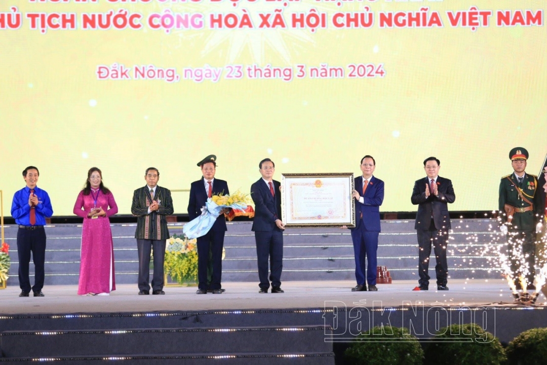 Thay mặt lãnh đạo Đảng, Nhà nước, Chủ tịch Quốc hội Vương Đình Huệ trao tặng Huân chương Độc lập hạng Nhất cho tỉnh Đắk Nông.