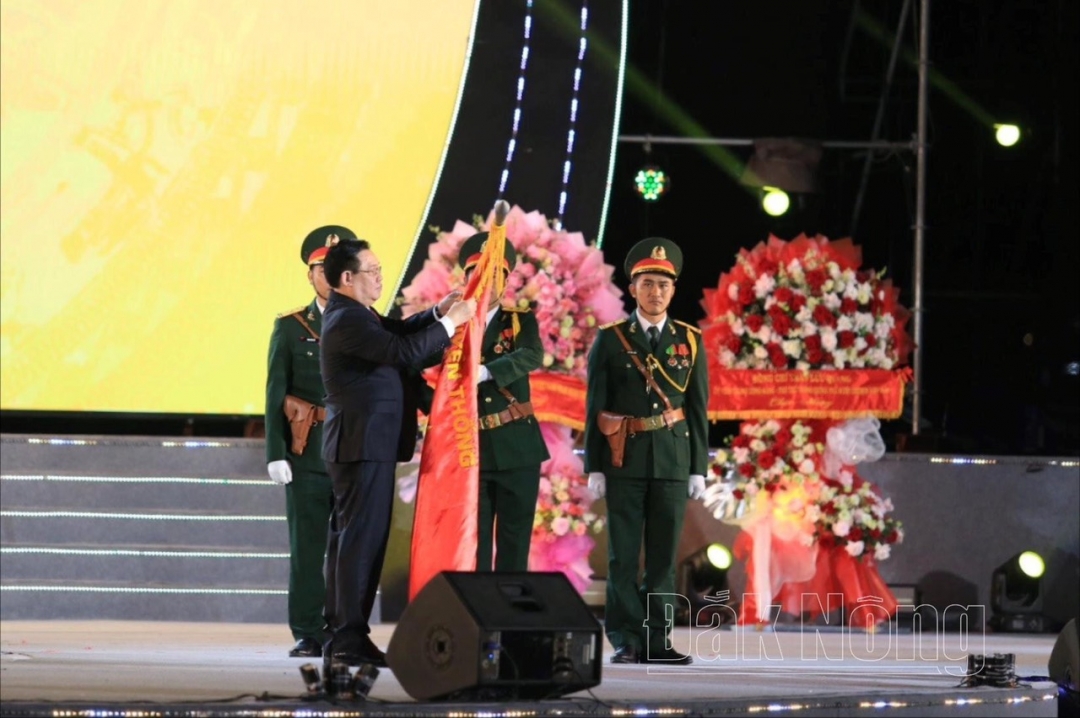 Đồng chí Vương Đình Huệ, Ủy viên Bộ Chính trị, Chủ tịch Quốc hội gắn Huân chương Độc lập hạng Nhất lên cờ truyền thống của Đảng bộ, chính quyền và Nhân dân tỉnh Đắk Nông.