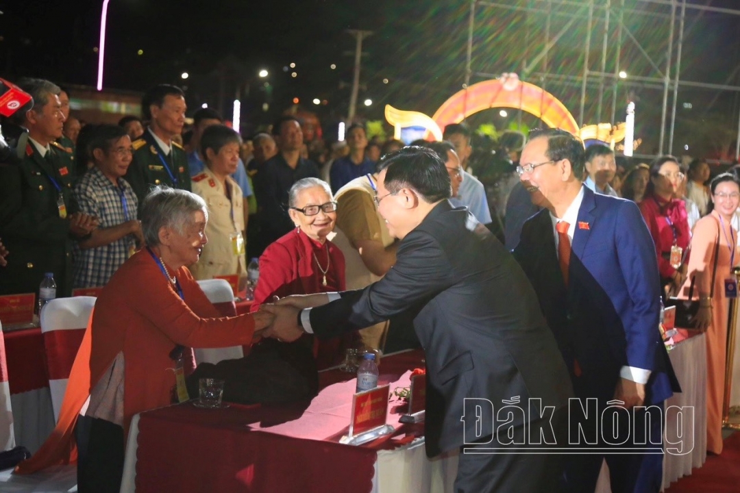 Đồng chí Vương Đình Huệ, Ủy viên Bộ Chính trị, Chủ tịch Quốc hội thăm hỏi Mẹ Việt Nam Anh hùng dự Lễ kỷ niệm 20 năm Ngày tái lập tỉnh Đắk Nông.