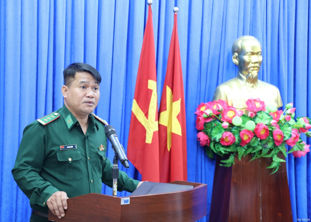 Đại diện lãnh đạo Bộ Chỉ huy Bộ đội Biên phòng tỉnh thông tin một số nội dung.