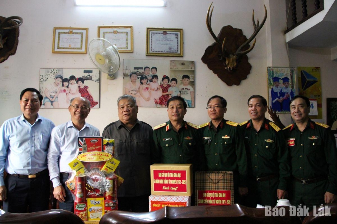 Đoàn công tác thăm, chuyện trò cùng Đại tá Phạm Hồng Sơn, nguyên Chỉ huy trưởng Bộ Chỉ huy Quân sự tỉnh Đắk Lắk.