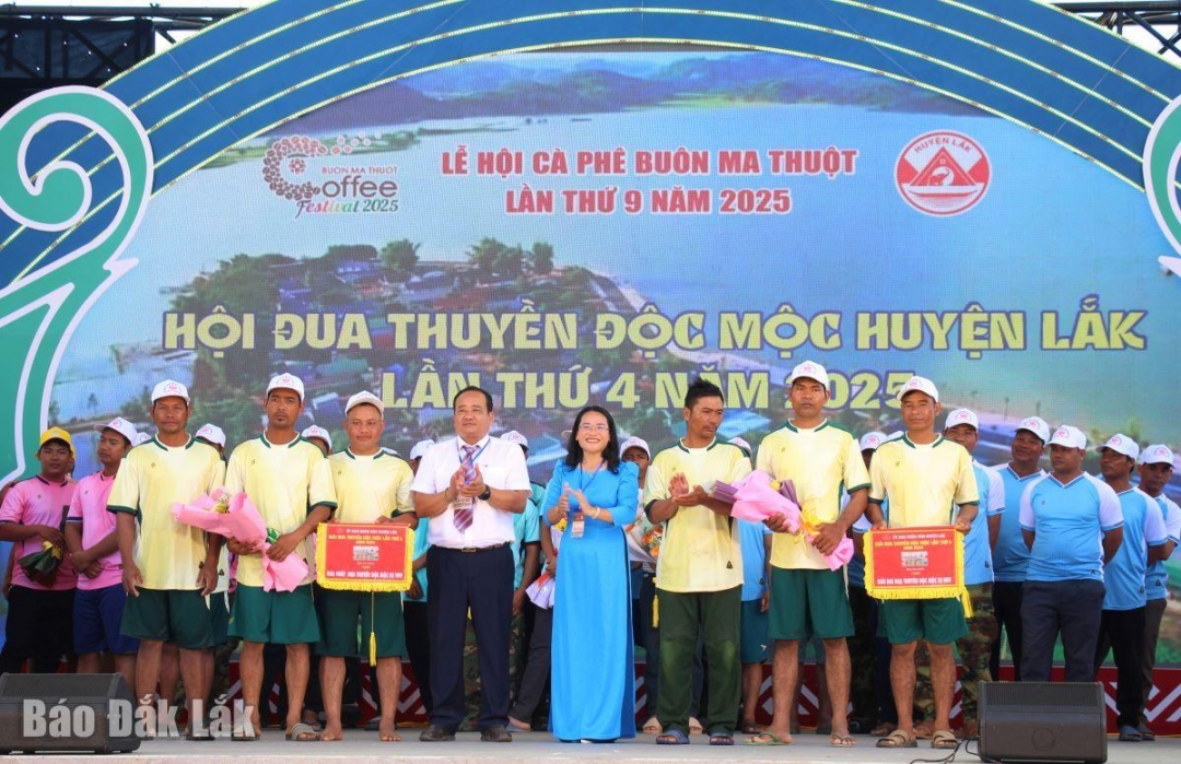 Ban tổ chức trao giải cho đội thi đạt thành tích cao ở nội dung 3 vận động viên tại hội đua.