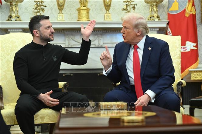 Tổng thống Mỹ Donald Trump (phải) và người đồng cấp Ukraine Volodymyr Zelensky tại Nhà Trắng hôm 28/2. Ảnh: AP/TTXVN