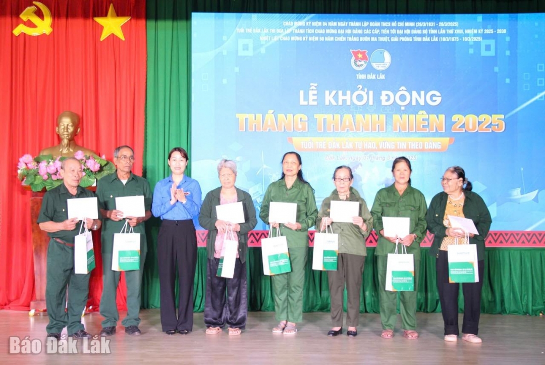 Đại diện Tỉnh Đoàn tặng quà cho các cựu thanh niên xung phong.