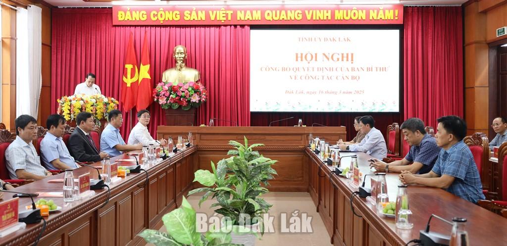 Các đại biểu nghe công bố Quyết định chuẩn y của Ban Bí thư.