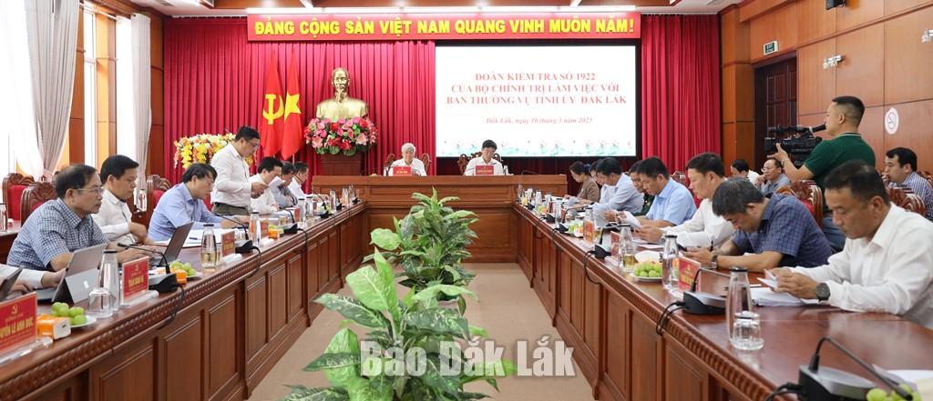 Các đại biểu tham dự buổi làm việc nghe dự thảo Báo cáo kết quả kiểm tra một số chuyên đề công tác trọng tâm năm 2025 của Bộ Chính trị, Ban Bí thư đối với Tỉnh ủy Đắk Lắk.