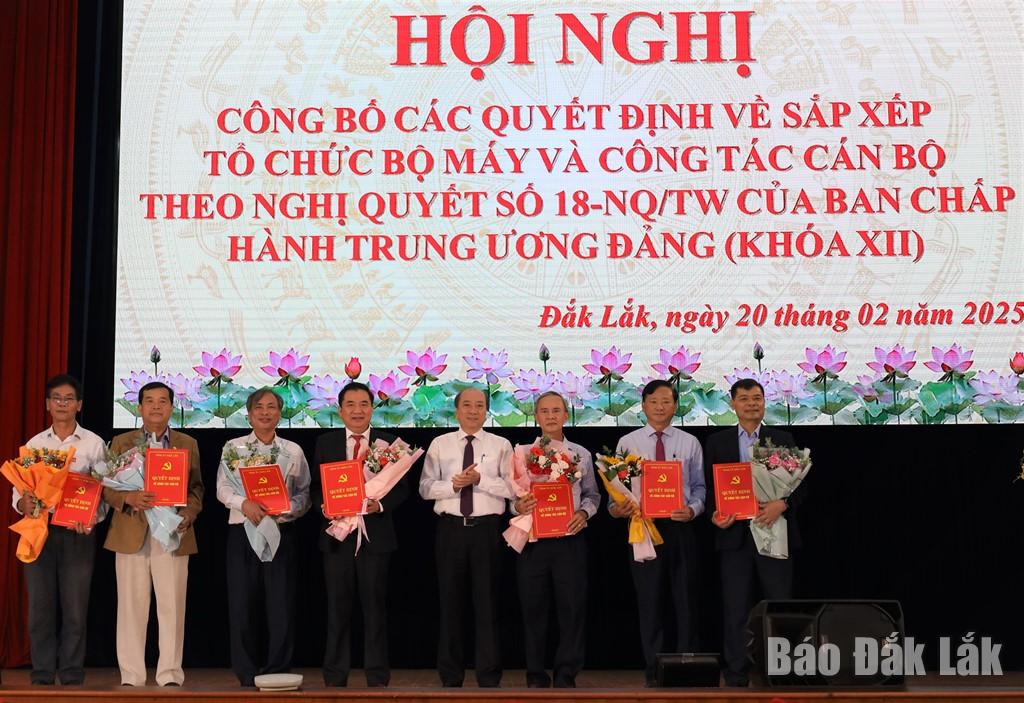 Phó Bí thư Tỉnh ủy, Chủ tịch UBND tỉnh Phạm Ngọc Nghị trao quyết định  nghỉ hưu trước tuổi, hướng chế độ, chính sách theo Nghị định 178 cho cán bộ lãnh đạo, quản lý của tỉnh Đắk Lắk.