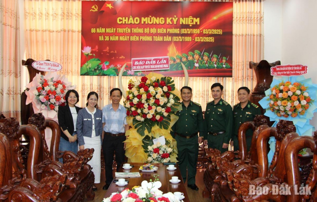 Báo Đắk Lắk tặng hoa chúc mừng cán bộ, chiến sĩ Bộ đội Biên phòng tỉnh.