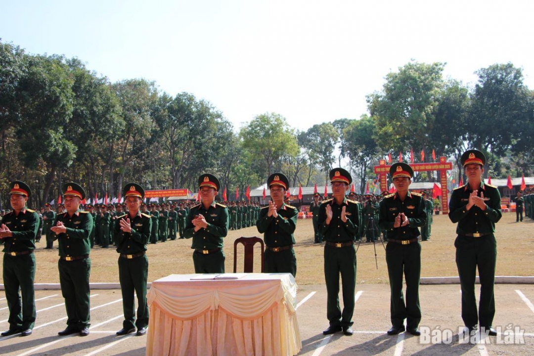 Các cơ quan, đơn vị trong Trung đoàn ký kết giao ước thi đua.