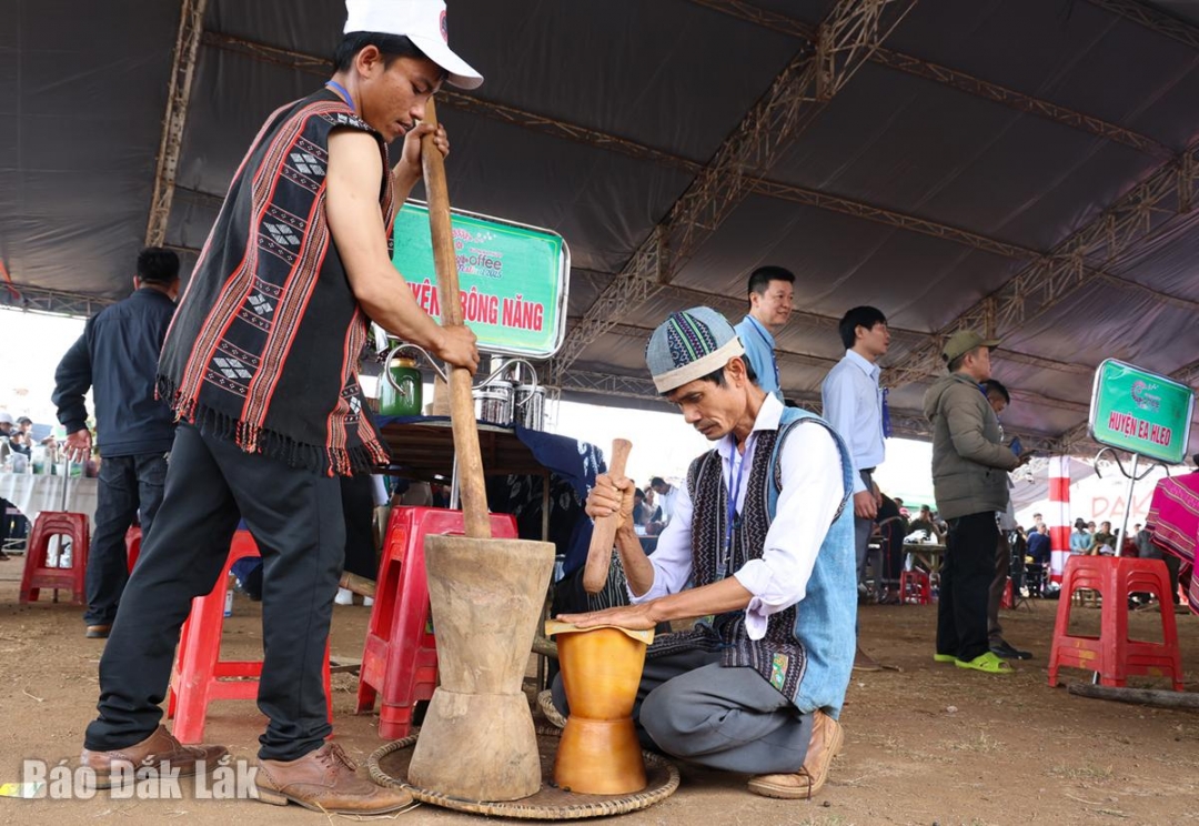 Sơ chế, tách vỏ bằng cách giã trong cối gỗ.