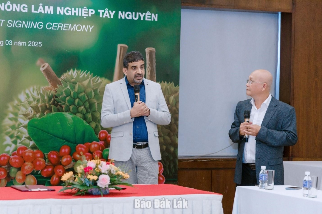 Ông Kg Krishnamurthy, Giám đốc Nhánh Khoa học Cây trồng, Bayer Việt Nam (trái) khẳng định tầm quan trọng của việc xây dựng chuỗi giá trị nông nghiệp bền vững.