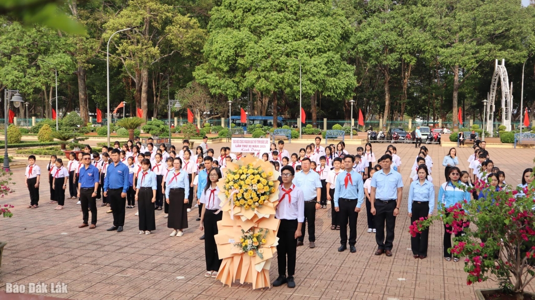 Các đại biểu dâng hoa