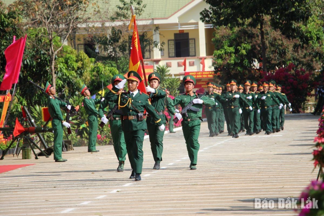 Duyệt đội ngũ tại lễ ra quân huấn luyện.