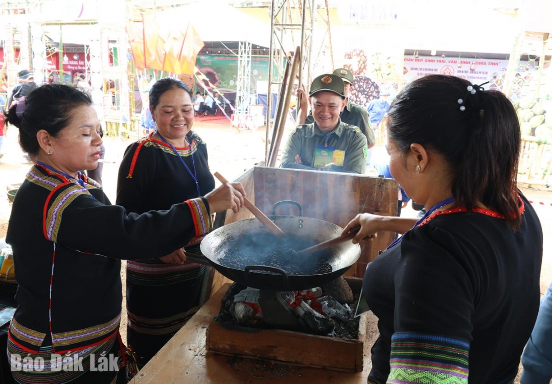 Đơn vị thị xã Buôn Hồ tham gia phần thi rang xay cà phê thủ công truyền thống.