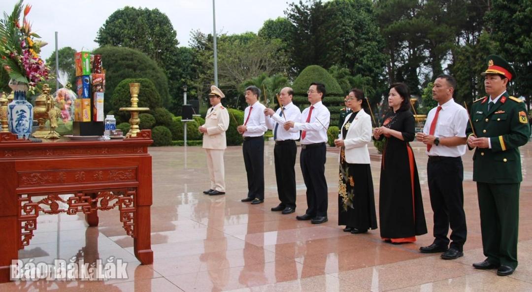 Lãnh đạo tỉnh dâng hương tưởng nhớ công lao các Anh hùng liệt sĩ.