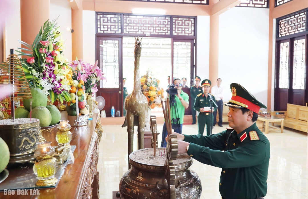 Thượng tướng Lê Huy Vịnh, Ủy viên Trung ương Đảng, Thứ trưởng Bộ Quốc phòng dâng hương...