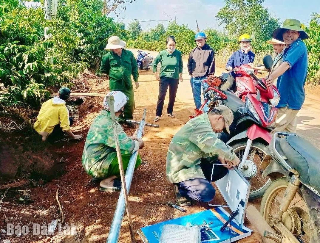 Hội Nông dân xã Quảng Hiệp (huyện Cư Mgar) thi công công trình Thắp sáng đường quê chào mừng Đại hội Đảng các cấp.