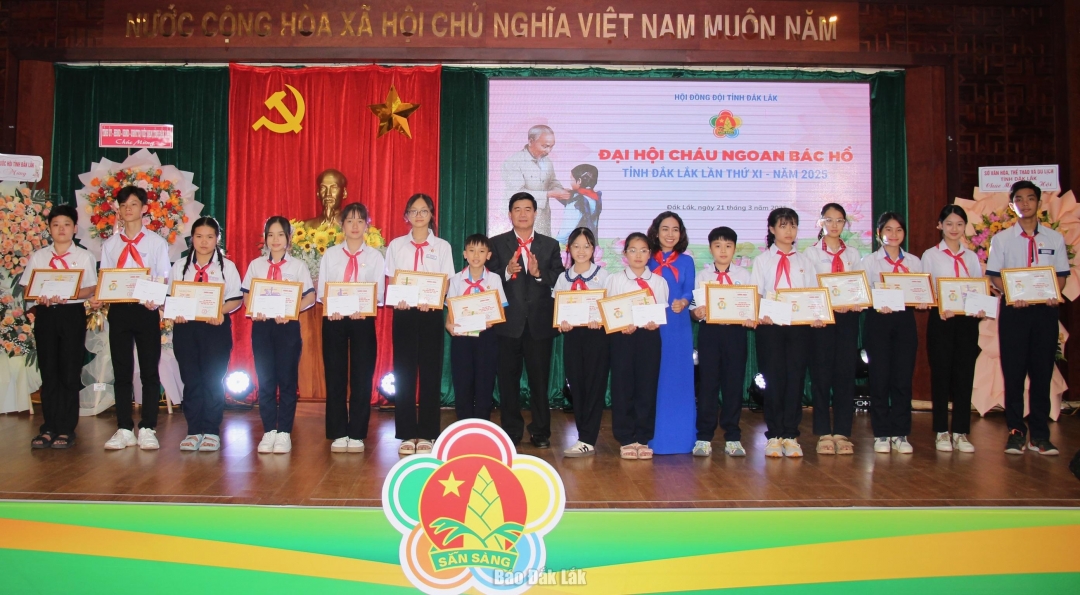 Phó Chủ tịch UBND tỉnh Nguyễn Thiên Văn và Bí thư Tỉnh Đoàn H Giang Niê trao chứng nhận Cháu ngoan Bác Hồ cấp tỉnh cho các thiếu nhi tiêu biểu. 