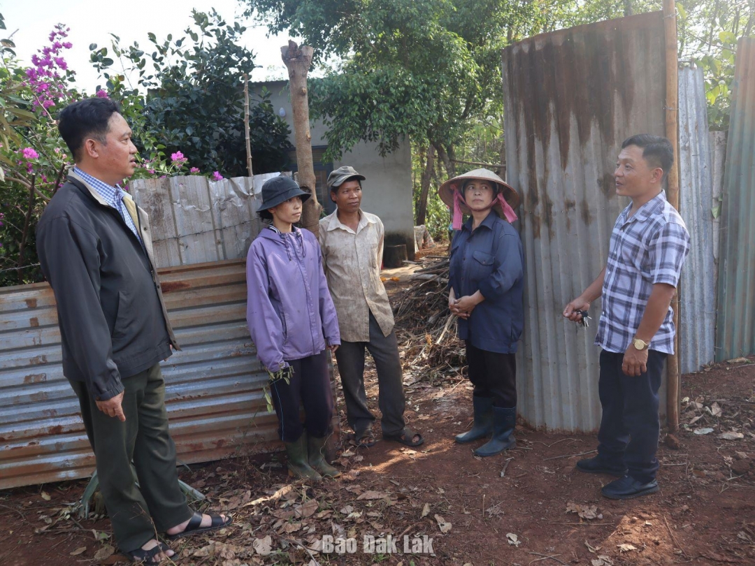 Ông Trần Văn Hai (ngoài cùng bên trái), Chủ tịch Ủy ban MTTQ Việt Nam phường Ea Tam là một trong những cá nhân được tuyên dương trong công tác tuyên truyền.