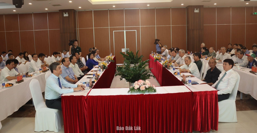Các đại biểu dự buổi gặp mặt.