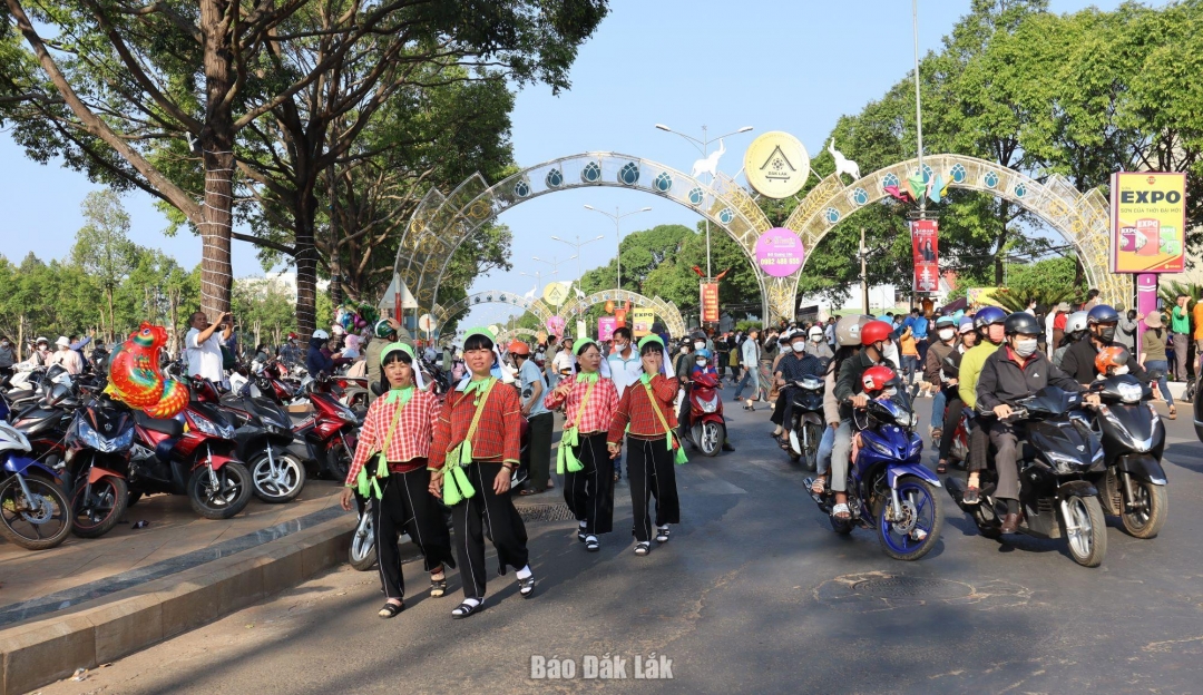 Người dân và du khách tham gia hoạt động tại Lễ hội Cà phê Buôn Ma Thuột lần thứ 8 năm 2023. (Ảnh minh họa).