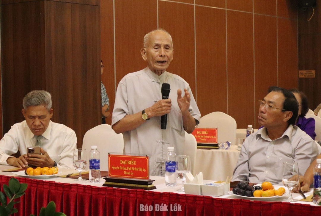 Nguyên Bí thư Tỉnh ủy Tô Tấn Tài cảm động trong buổi gặp mặt của nhiều thế hệ lãnh đạo, cán bộ TP. Buôn Ma Thuột qua các thời kỳ.