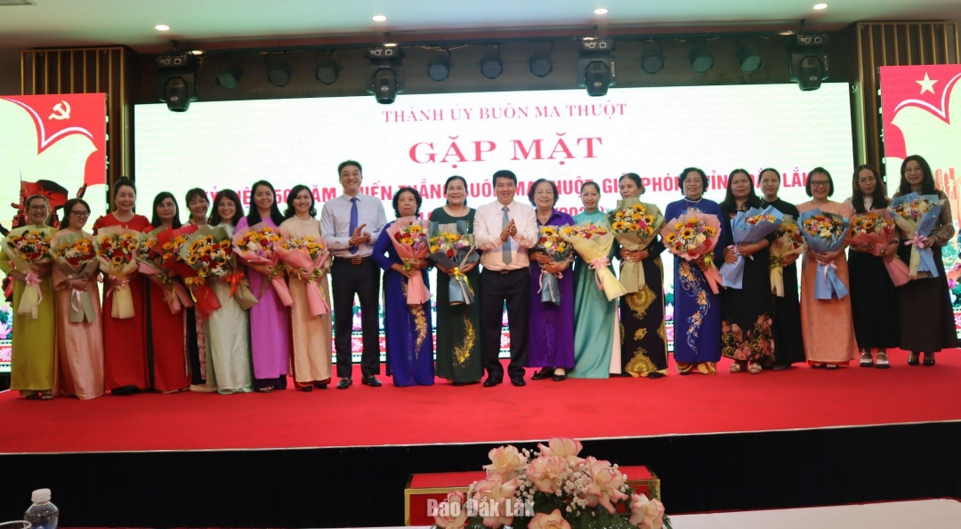 Tại buổi gặp mặt, Chủ tịch Hội đồng dân tộc Quốc hội Y Thanh Hà Niê Kdăm cùng lãnh đạo TP. Buôn Ma Thuột đã có những bó hoa tươi thắm tặng các cô, các chị em nhân dịp 8/3.