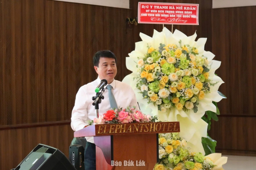Chủ tịch Hội đồng dân tộc Quốc hội Y Thanh Hà Niê Kdăm phát biểu tại buổi gặp mặt.