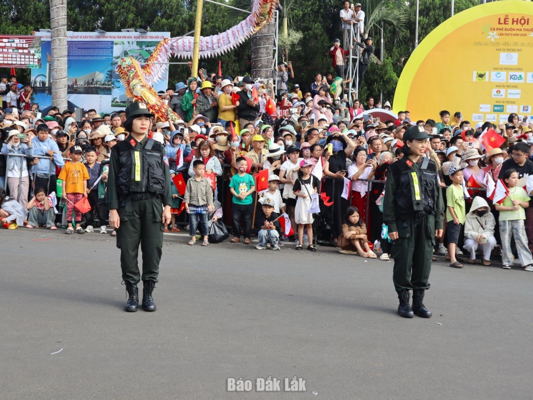 Nhiều nữ cán bộ, chiến sĩ của Cảnh sát Cơ động (Công an tỉnh) được huy động tham gia bảo đảm an ninh trật tự, an toàn giao thông tại lễ hội.