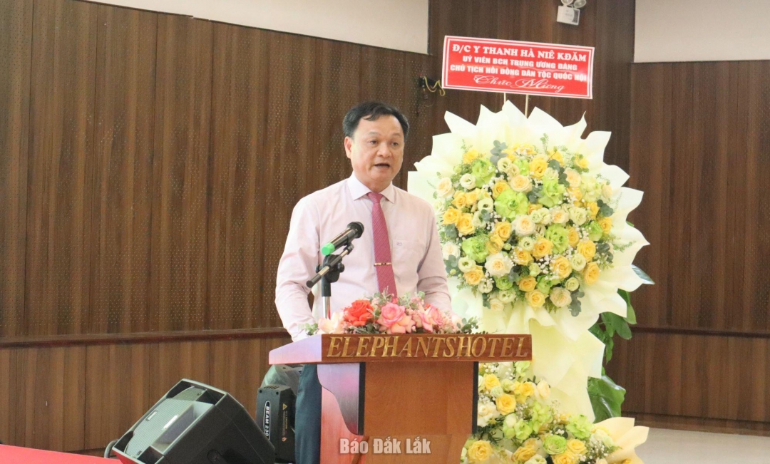 Phó Bí thư Thành ủy, Chủ tịch UBND TP. Buôn Ma Thuột Vũ Văn Hưng báo cáo tình hình kinh tế - xã hội trên địa bàn thành phố.