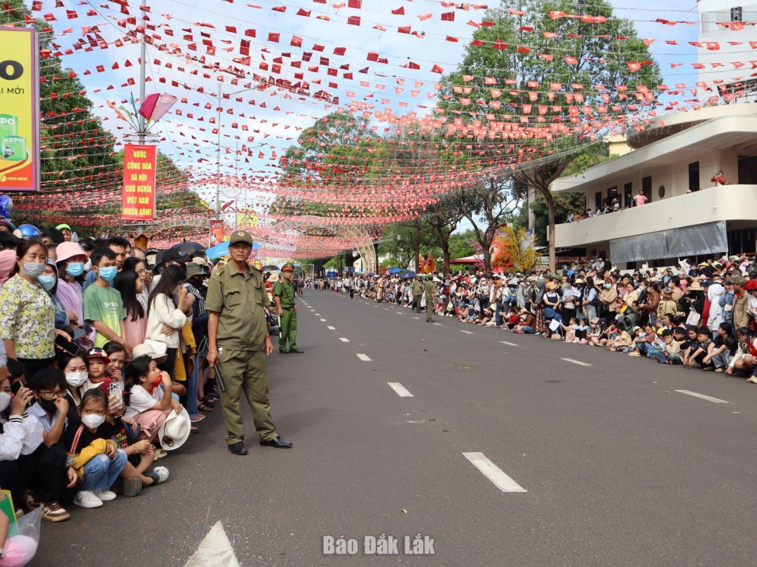 Lực lượng an ninh cơ sở cũng được huy động tối đa lực lượng ứng trực, bảo đảm an ninh trật tự trong suốt thời gian diễn ra Lễ hội Cà phê lần thứ 9.