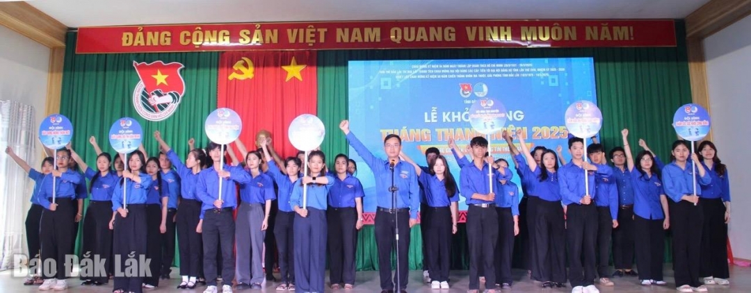 Các đội hình thanh niên tình nguyện chuyên đề Tháng Thanh niên 2025 ra mắt nhận nhiệm vụ.