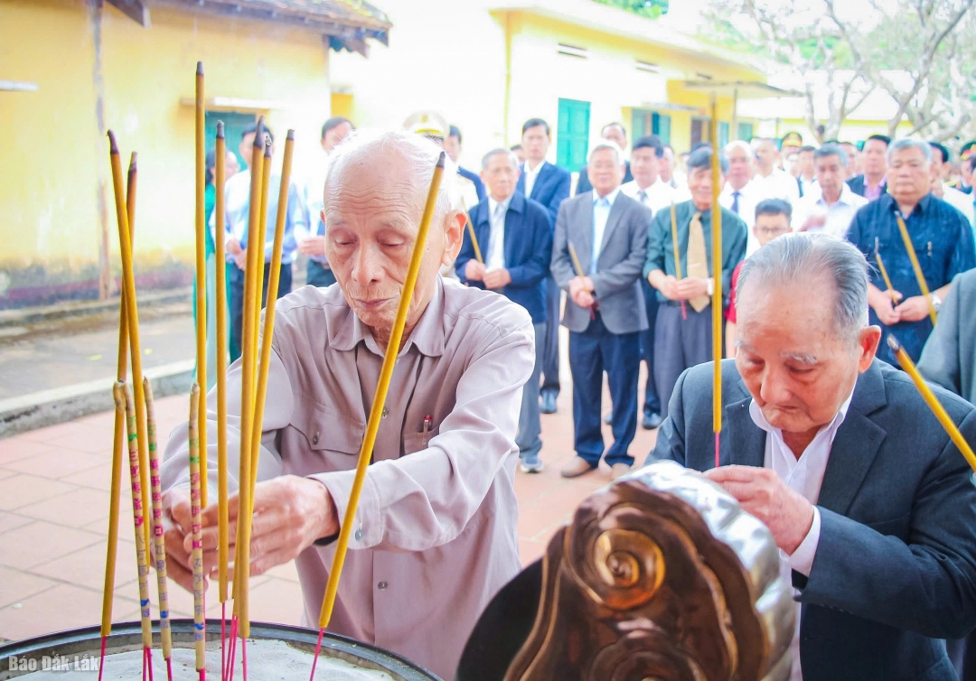 Các đồng chí nguyên lãnh đạo Tỉnh ủy qua các thời kỳ dâng hương, tưởng niệm các chiến sĩ cách mạng.