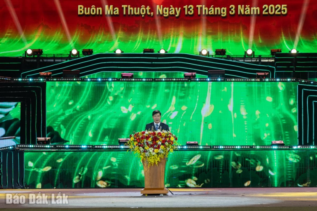 Phó Chủ tịch UBND tỉnh, Phó Trưởng Ban Tổ chức Lễ hội Nguyên Thiên Văn phát biểu bế mạc. Ảnh: Hoàng Gia