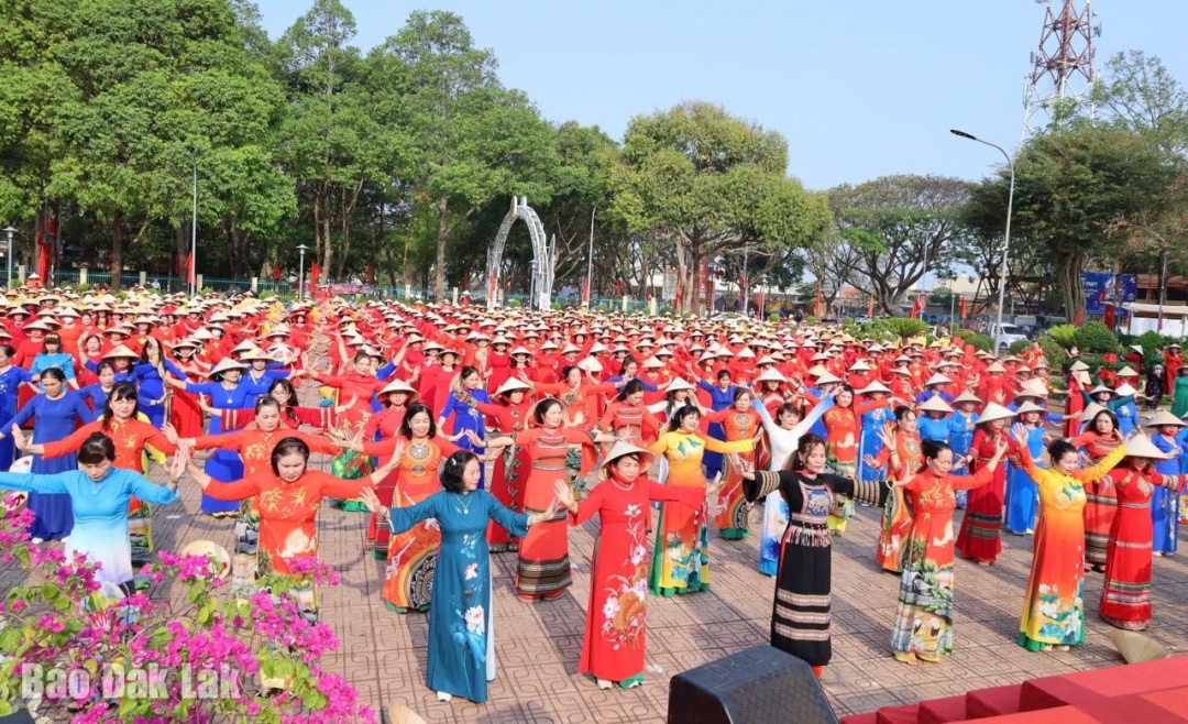 Hội viên phụ nữ đồng diễn áo dài trên nền nhạc