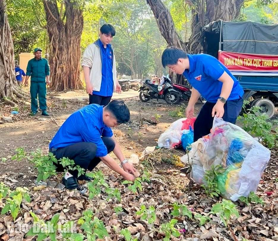 Ra quân xoá điểm đen rác thải