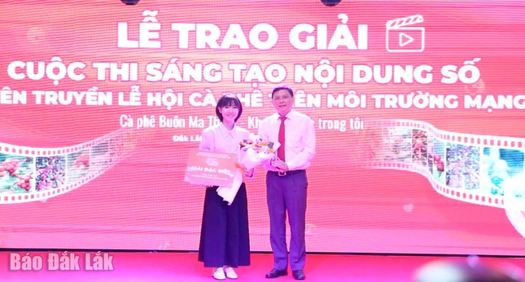 Phó Chủ tịch Thường trực UBND tỉnh Nguyễn Tuấn Hà trao giải Đặc biệt cho tác giả Phạm Phương Uyển.